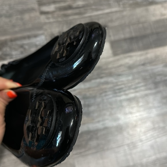 Tory Burch sz 8M Reva ballet flats black patent leather T medallion on Vamp - Picture 4 of 6
